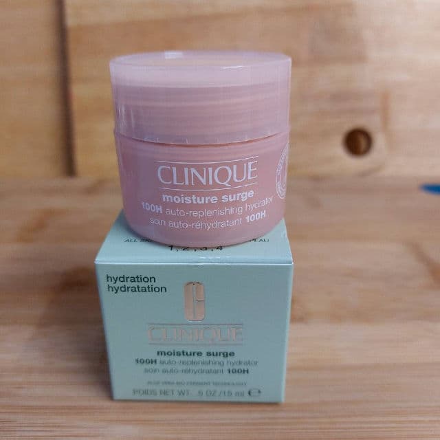 Clinique Moisture Surge Broad Spectrum SPF28 Sheer Hydrator Moisturizer review photo by tatianarosalles