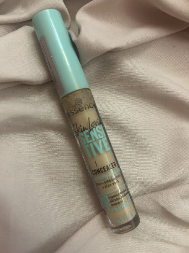 Essence Skin Lovin' Sensitive Concealer review photo by Skincxre
