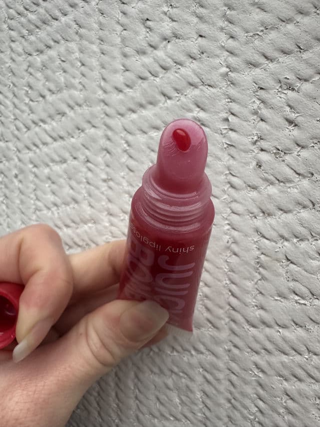 Essence Juicy Bomb Shiny Lipgloss - 04 Crazy Cherry review photo by roseAbstraite