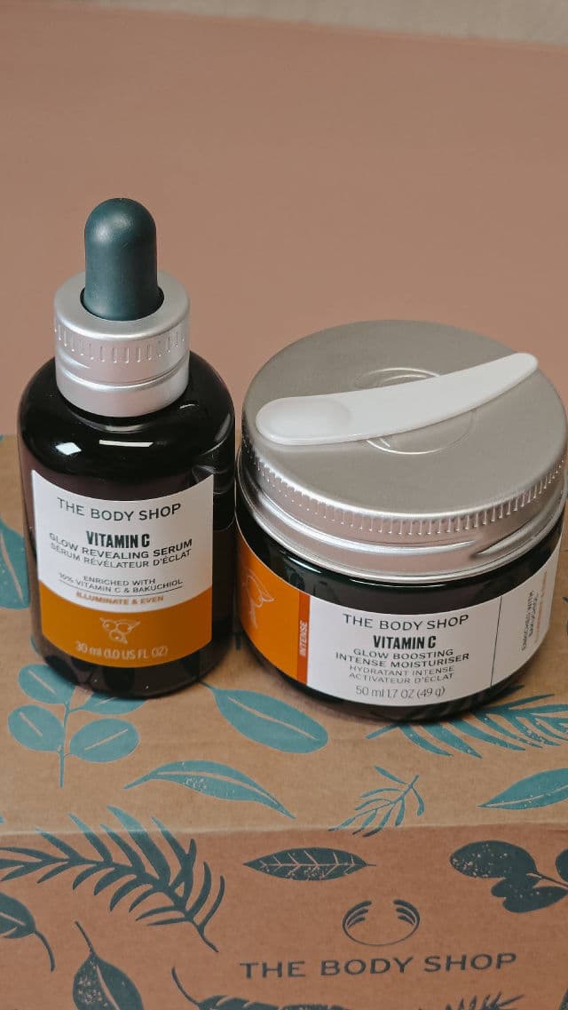 The Body Shop Vitamin C Glow Revealing Serum review photo by mamaflorblog