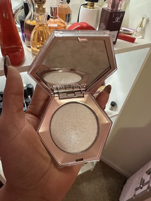 Fenty Beauty Diamond Bomb All-Over Diamond Veil - How Many Carats?! review photo by Cristalperez