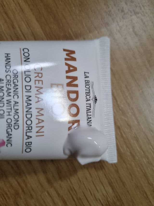La Bioteca Italiana Crema Mani - Mandorla Bio review photo by Shishou