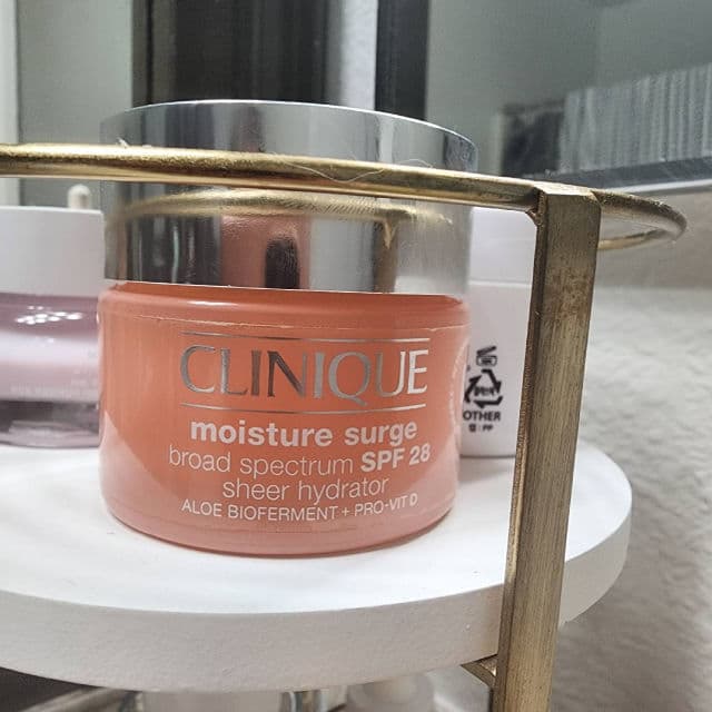 Clinique Moisture Surge Broad Spectrum SPF28 Sheer Hydrator Moisturizer review photo by Nikkireviews32