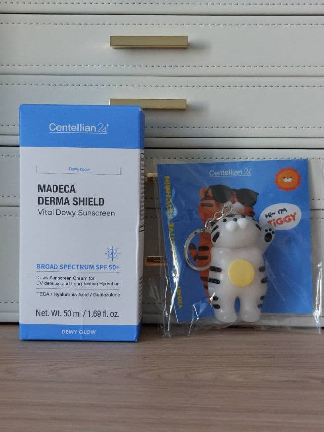 Centellian24 Madeca Derma Shield Vital Dewy Sunscreen SPF 50+ review photo by TheGreenFramboise