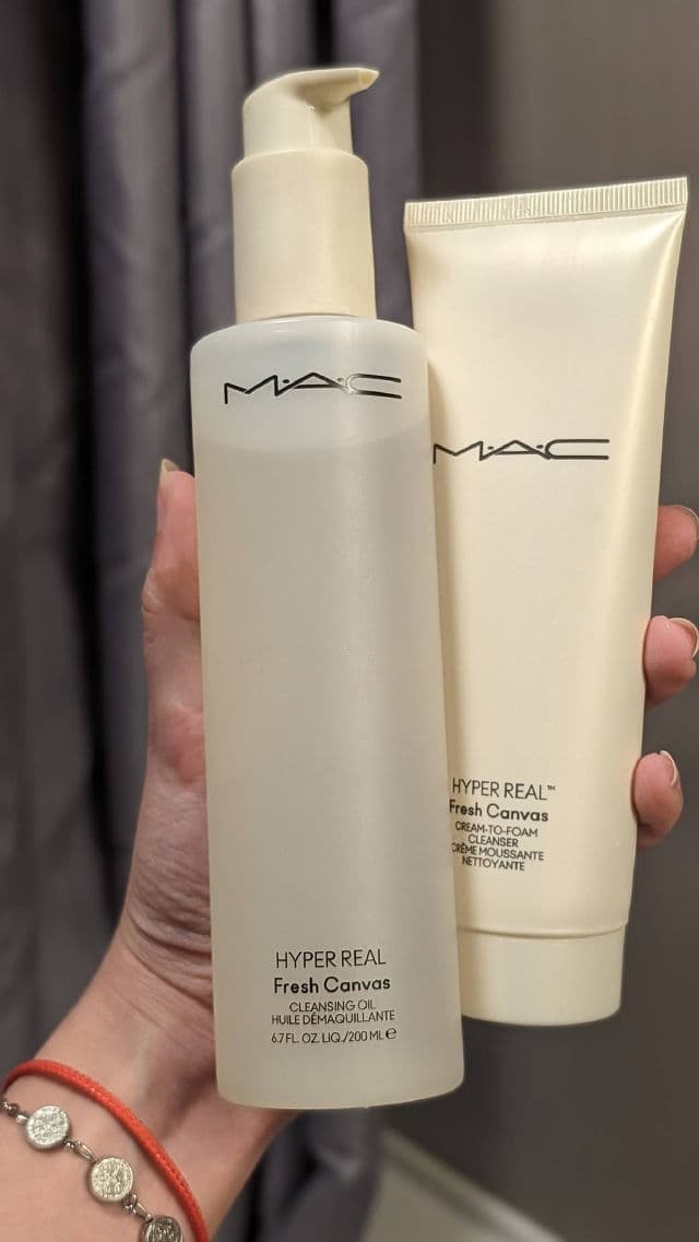 MAC Hyper Real Fresh Canvas Cream-to-Foam Cleanser review photo by JhenneNunes