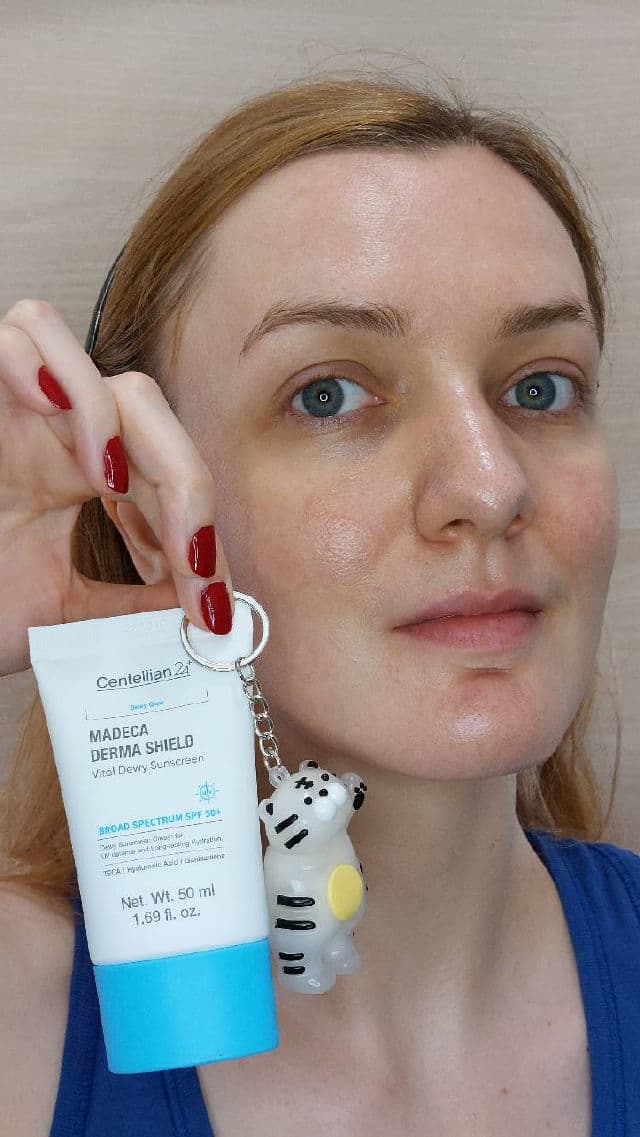 Centellian24 Madeca Derma Shield Vital Dewy Sunscreen SPF 50+ review photo by TheGreenFramboise