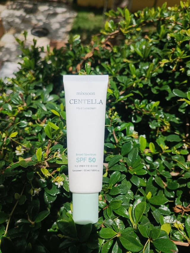 MIXSOON Centella Hyal Sunscreen review photo by Emelinzoe