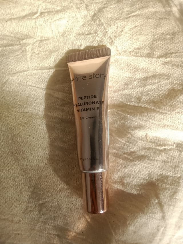 white story Peptide Hyaluronate Vitamin E Eye Cream review photo by LathifahHusna