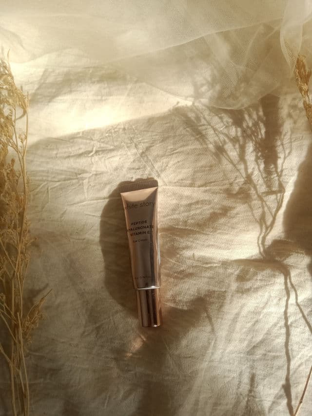 white story Peptide Hyaluronate Vitamin E Eye Cream review photo by LathifahHusna