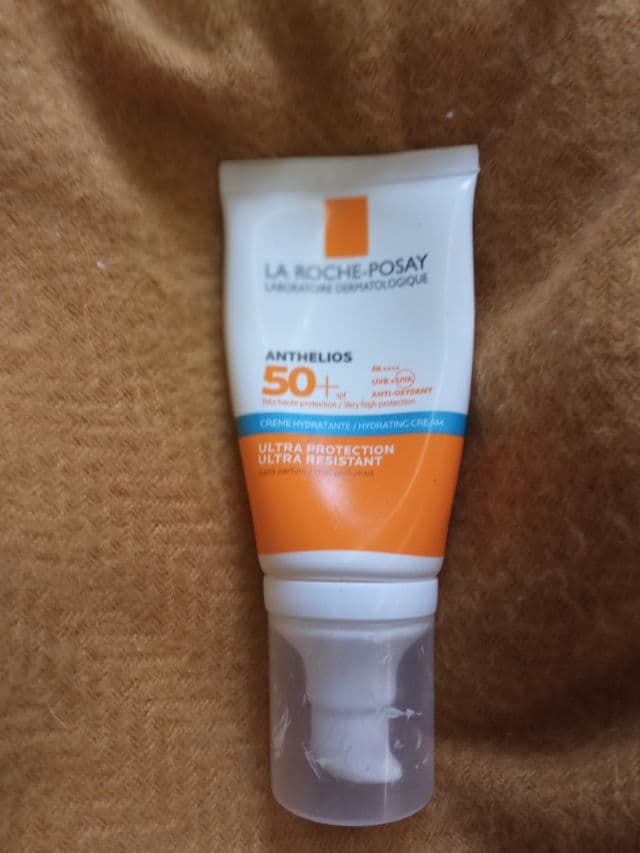 La Roche-Posay Anthelios Hydrating Cream SPF50 review photo by Jupiterskin