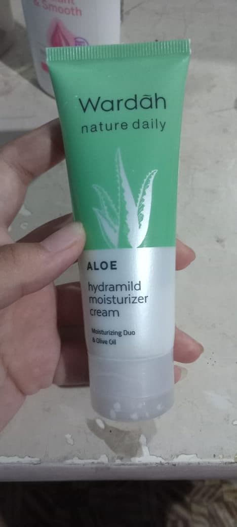 Wardah Nature Daily Aloe Hydramild Moisturizer Cream review photo by Skylin