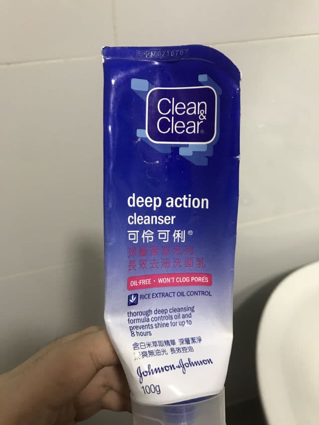 Clean & Clear Deep Action Cleanser review photo by Sydney