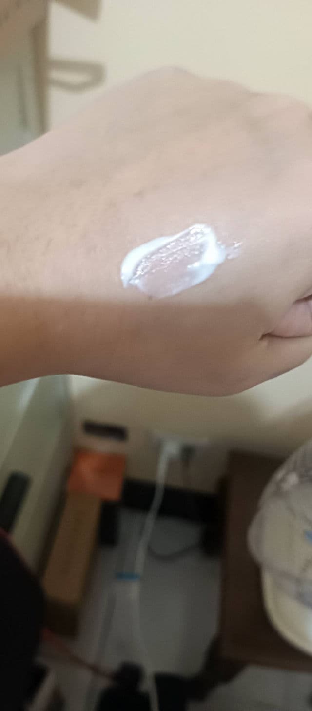 Dear Gleamy Premium Sunscreen SPF50 PA+++ review photo by HazeGB