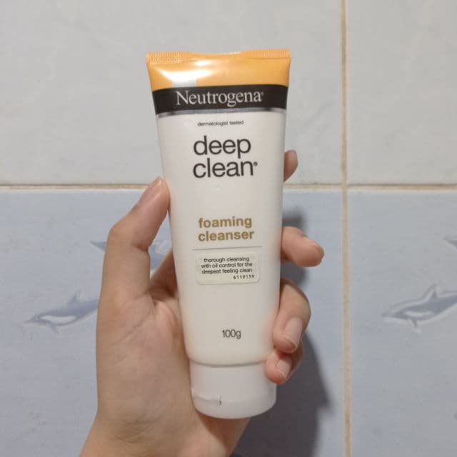 Neutrogena Deep Clean Foaming Cleanser review photo by Destario