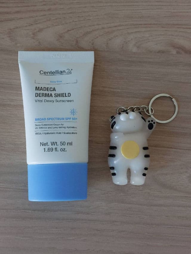 Centellian24 Madeca Derma Shield Vital Dewy Sunscreen SPF 50+ review photo by TheGreenFramboise