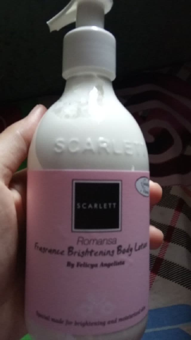Scarlett Whitening Romansa Fragrance Brightening Body Lotion review photo by nikennuras