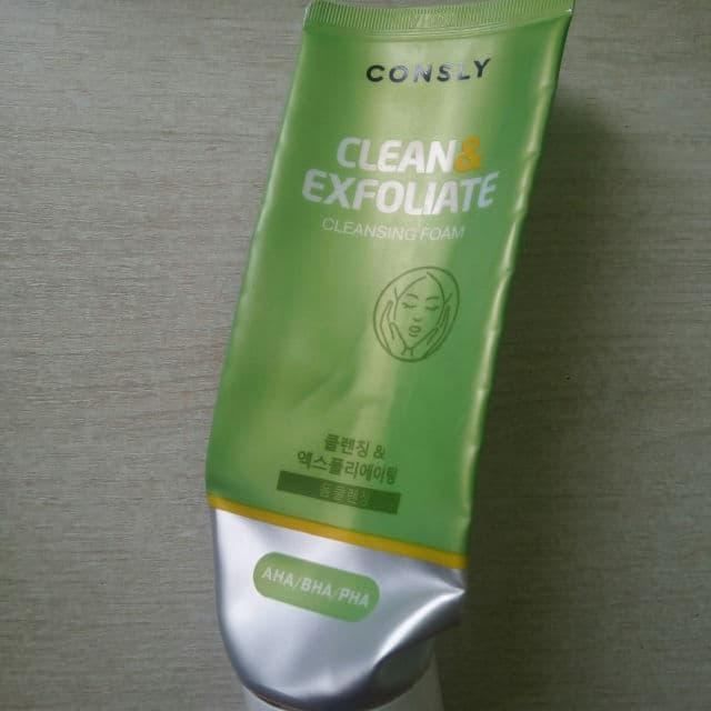 CONSLY AHA BHA PHA Cleansing Foam Clean & Exfoliate review photo by sawuxi