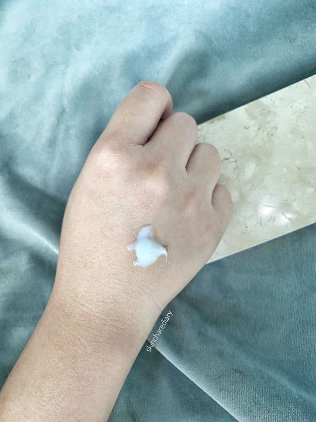 Azarine Hydrasoothe Sunscreen Gel SPF45+++ review photo by skincharediary