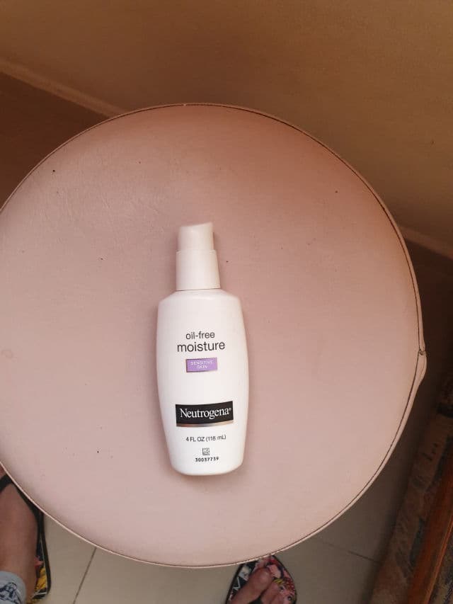 Oil-Free Moisture Sensitive Skin Ultra-Gentle Facial Moisturizer product review